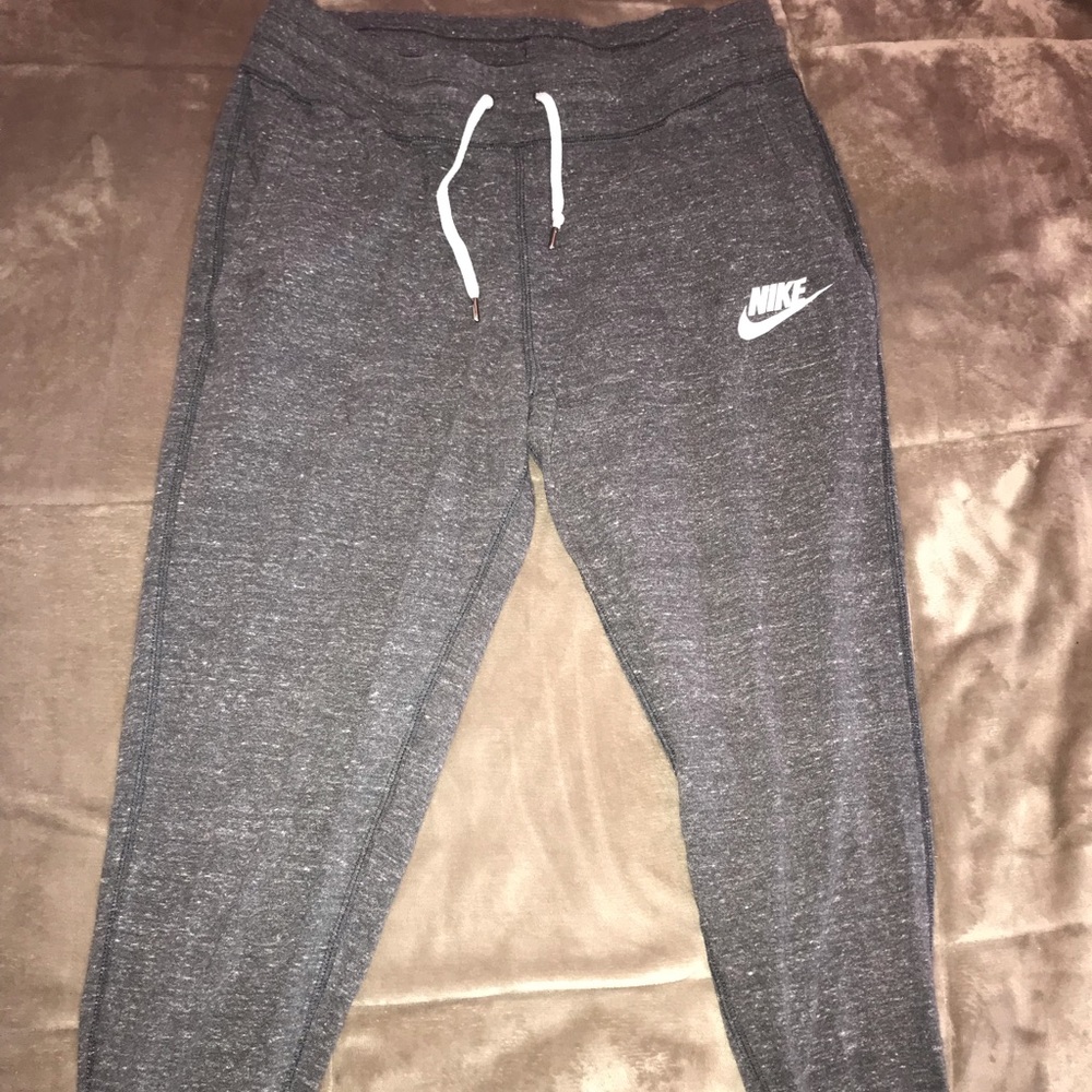 Cropped Nike joggers